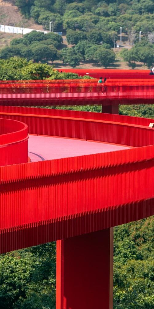 深圳虹橋公園棧道設有人性化設計,坡度控制在5°內,平坦易行,而且每500米便有生態補給站,有飲用水及充電設施,令市民能夠休閒享受步行之樂。