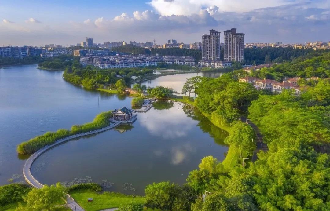 東莞松山湖北湖碧道是松山湖新建的碧道,2025年10月才啟用,騎行指示清晰,四周湖光山色,美不勝收。(圖片來源:東莞市文化廣電旅遊體育局)
