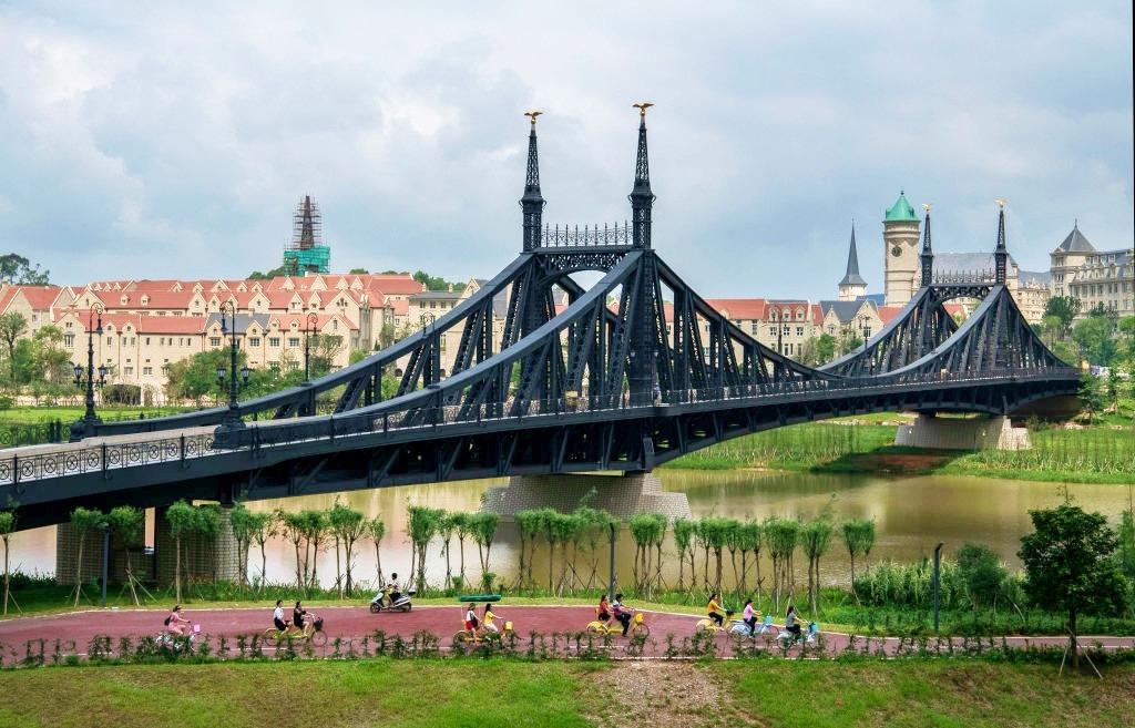 沿東莞松山湖北湖碧道騎行,會經過華為總部歐式建築,於大橋下踏單車別具風味。(圖片來源:Getty)