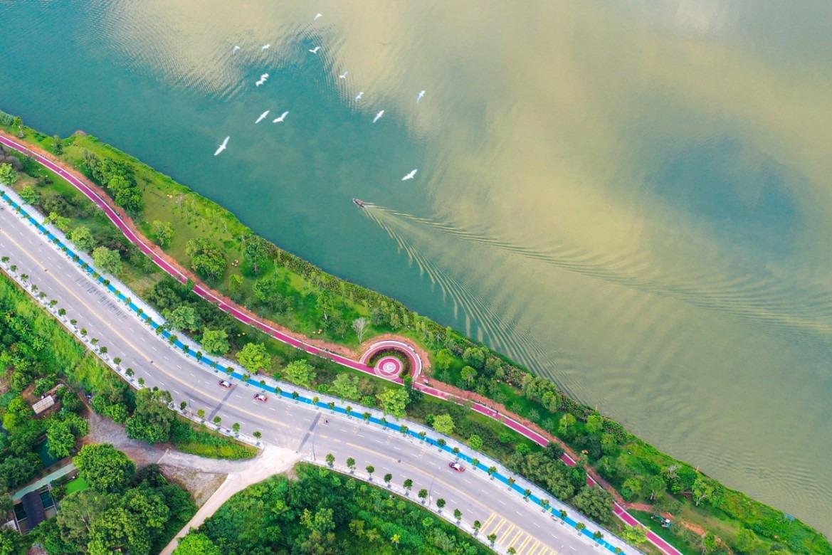 廣州增江畫廊沿增江河區段建,按「三道一帶」的空間格局打造,一層為親水道為騎行道,二層半山腰為慢行步道,三層為登山道。騎行道道路平坦寬敞,小朋友也能輕鬆駕馭。(圖片來源:廣州增城發布)