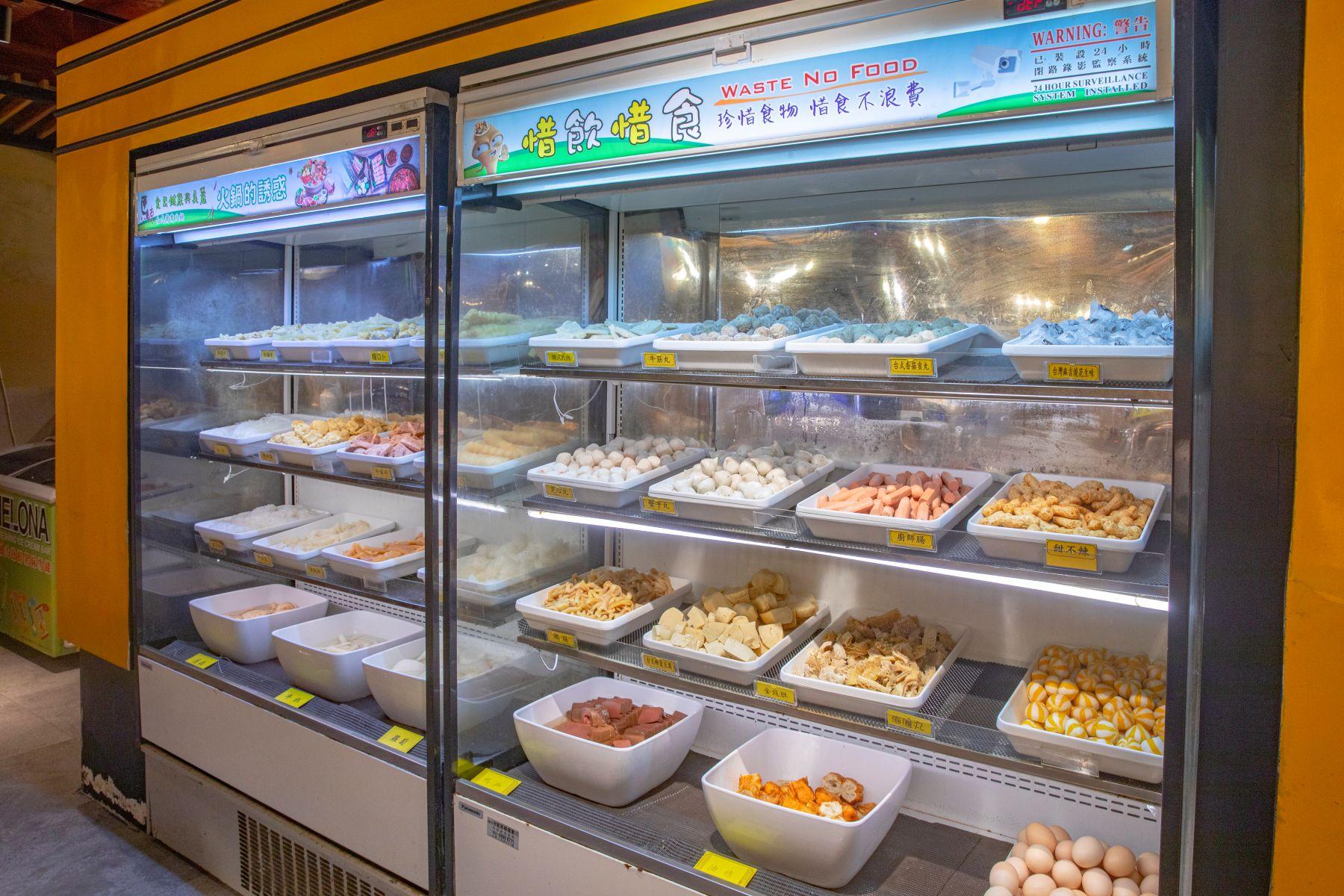 放題任食近百款火鍋配料。