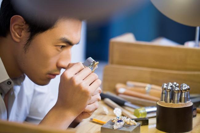 鑽石是最堅硬天然礦物,除了作為飾物,還有廣泛工業用途。圖為工匠正檢視一顆用作首飾的鑽石。(圖片來源:Getty)