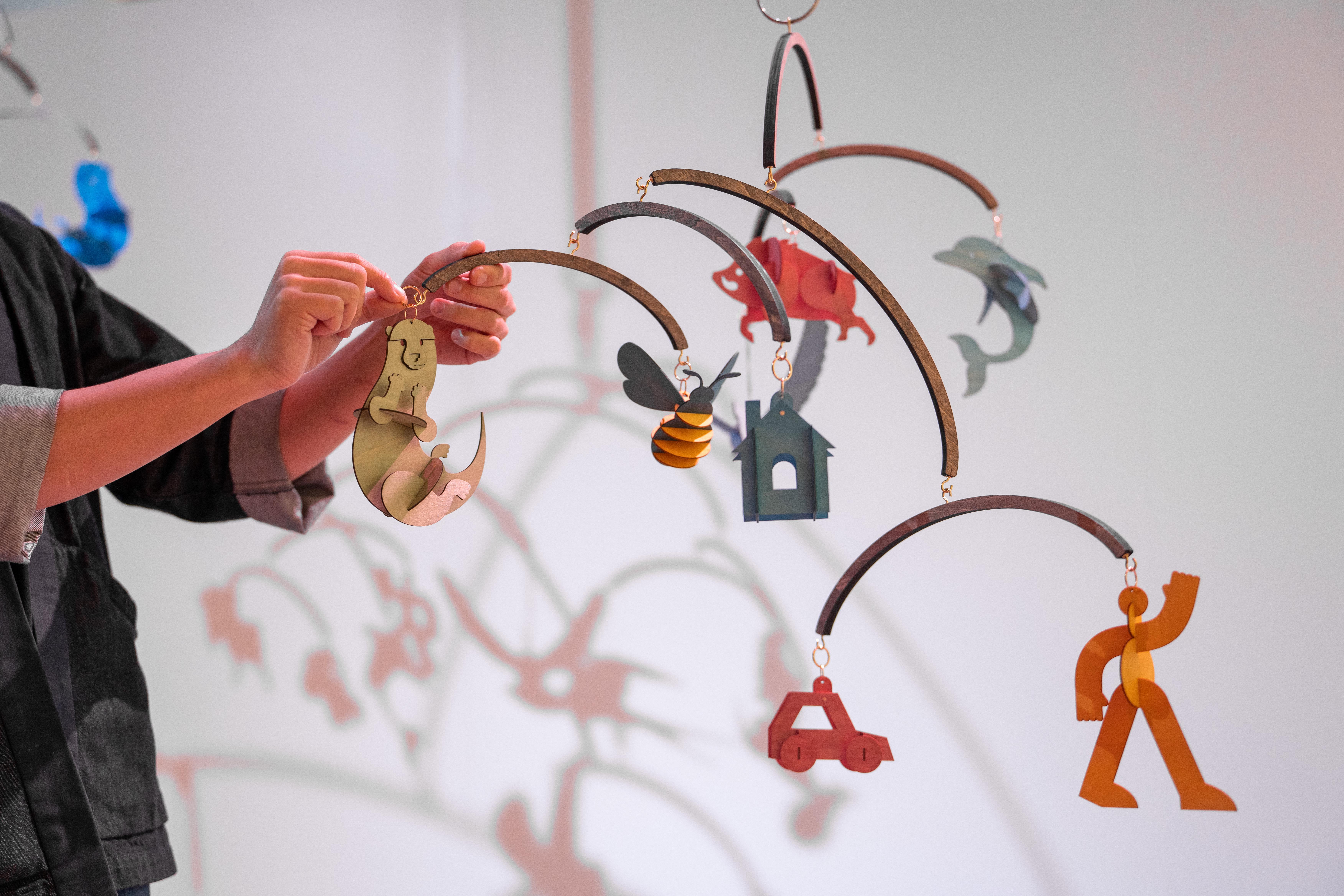 裝置吊飾包括香港常見的動物、人類與建築物等。這座動態吊飾象徵著生態的平衡:如裝置需要力學上的平衡才能維持穩定,一個包容生物多樣性的城市亦仰賴所有生命之間的和諧共處