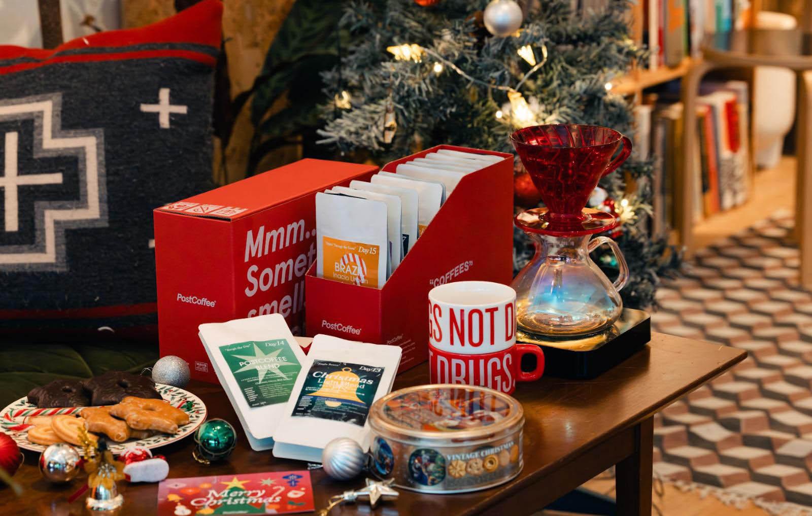 PostCoffee Advent Calendar 12 Coffees─12 天精品咖啡豆 HK$530/SET PostCoffee 12 款精選精品咖啡豆(共 360g、約 24 杯),從輕盈果香的淺焙、層次豐富的中焙,到香氣濃郁的深焙,更有聖誕限定 Blend!禮盒內包括:12 包咖啡豆/咖啡粉(每份 30g,總共 360g)及精美聖誕卡一張