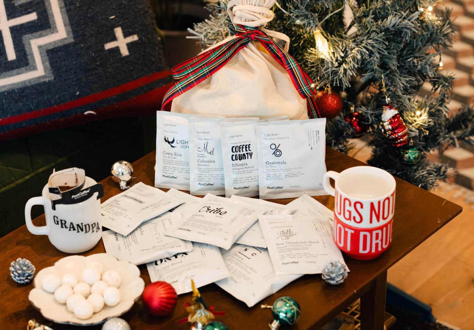 PostCoffee Advent for DripBags 24 Days─24 天掛耳 Drip Bag Advent HK$530/SET 以 24 款來自世界各地的精品掛耳包組成,集合日本頂尖烘焙店、美國、加拿大、丹麥等國際知名 Roastery 的獨特風味,掛耳設計方便隨時沖泡。禮盒內包括:24 款咖啡掛耳包及精美聖誕卡一張