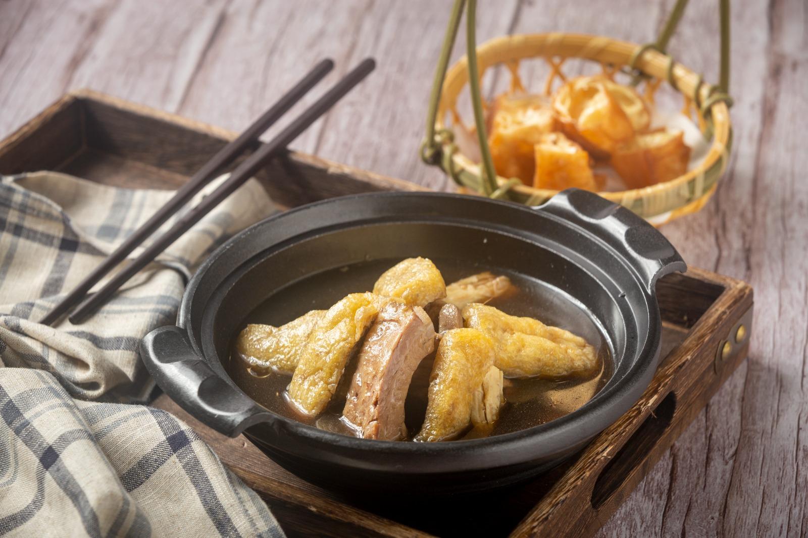 肉骨茶($88)落足藥材如當歸、黨蔘、紅棗、桂圓、杞子及甘草等熬煮。(負責人阿榮授權相片刊登)