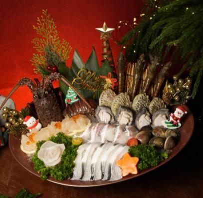 至尊雙龍海鮮拼(優惠價$988)每日直送西澳龍蝦,伴以即劏的沙巴龍躉魚、脆鯇魚、白鰻魚、南非飽魚、基圍蝦、鮮活黃蜆等。