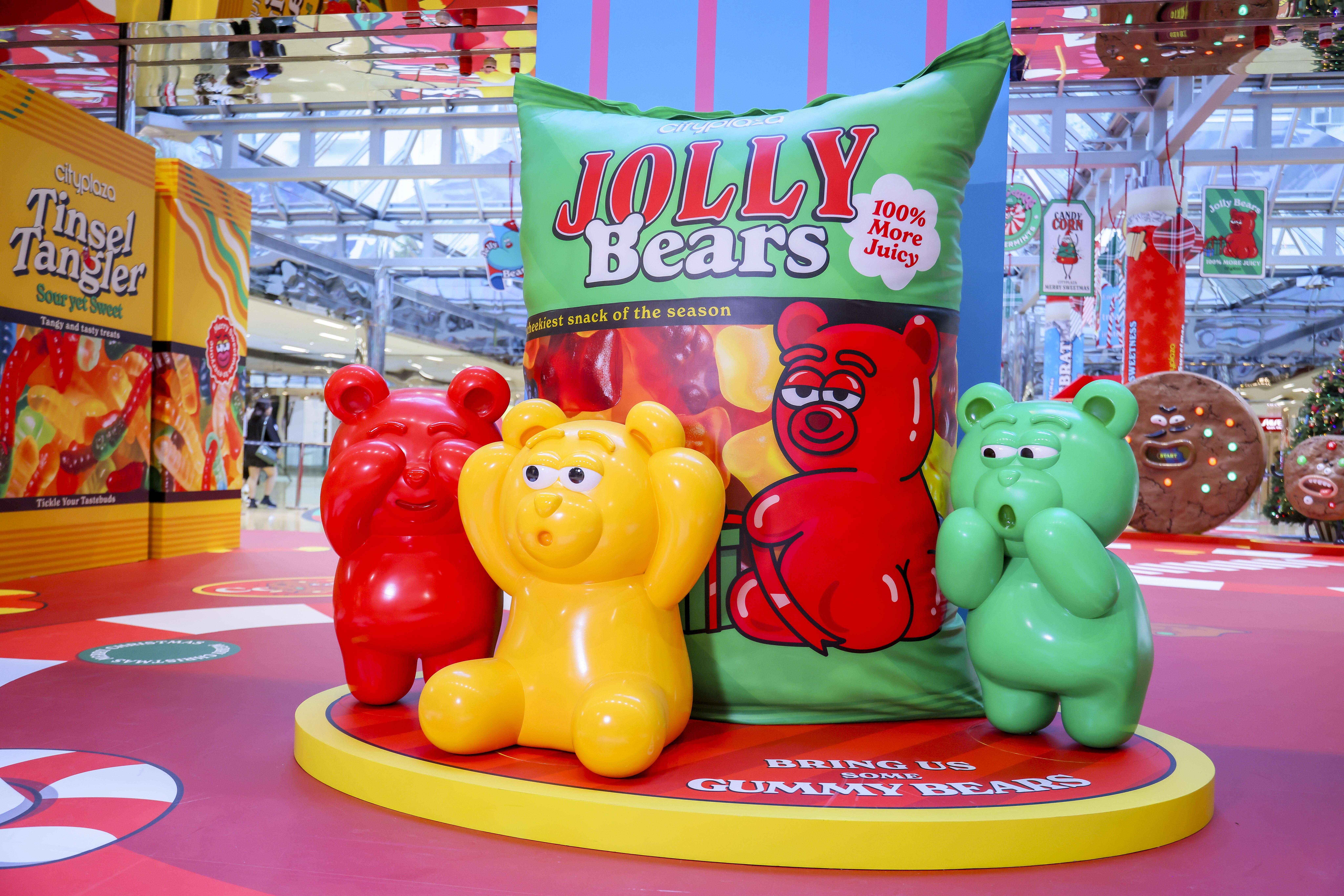 色彩斑斕的Sweetmas巨型軟糖及3隻可愛的熊仔笑笑糖正熱情地邀請大小朋友踏入甜蜜總部