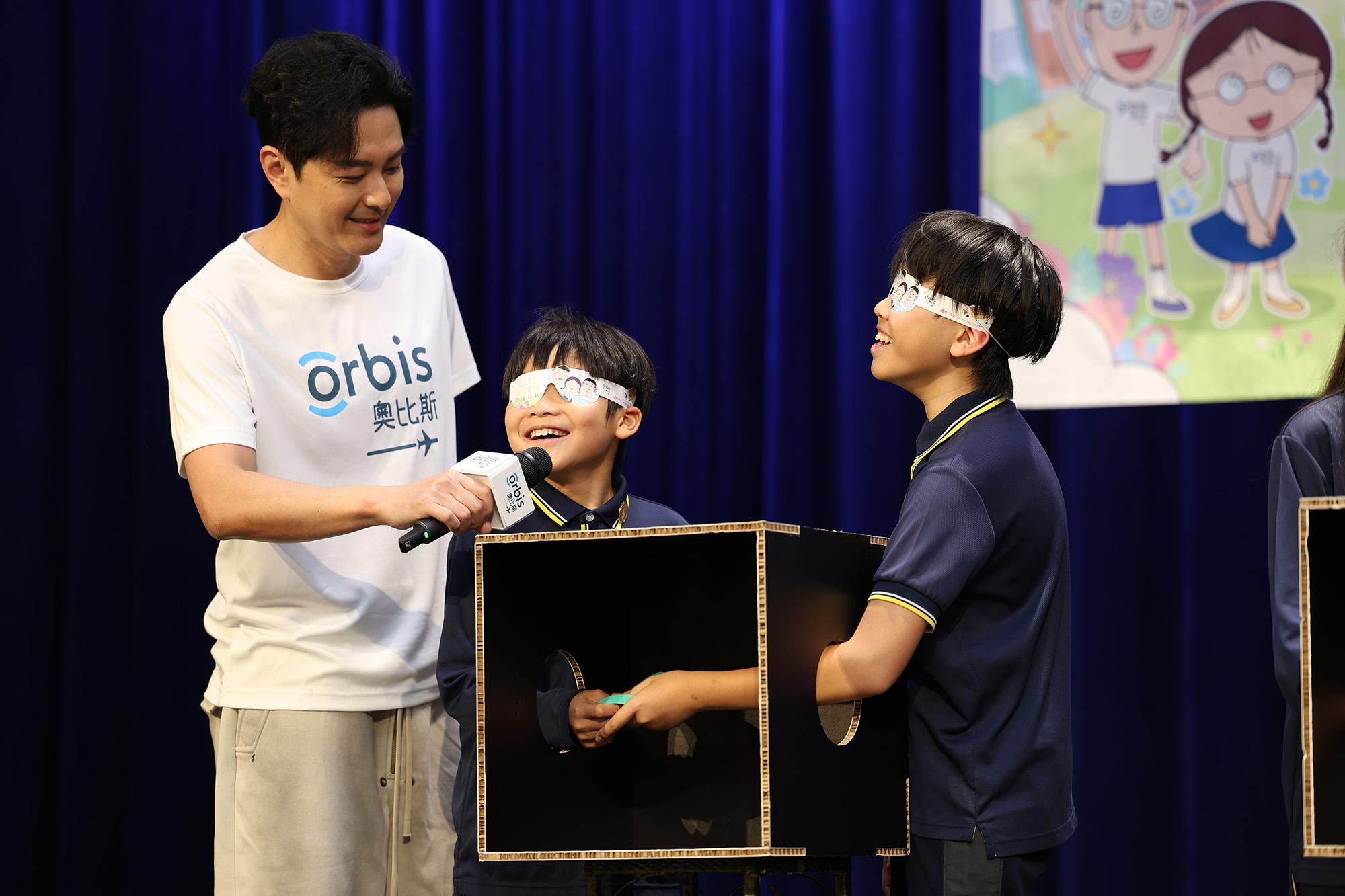 蕭正楠、黃翠如與同學們一同參與「蒙眼午餐」。