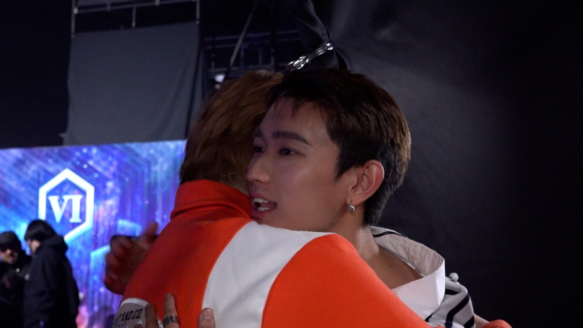 蘇仔哭得傷心,被淘汰的Homing反過來安慰他。