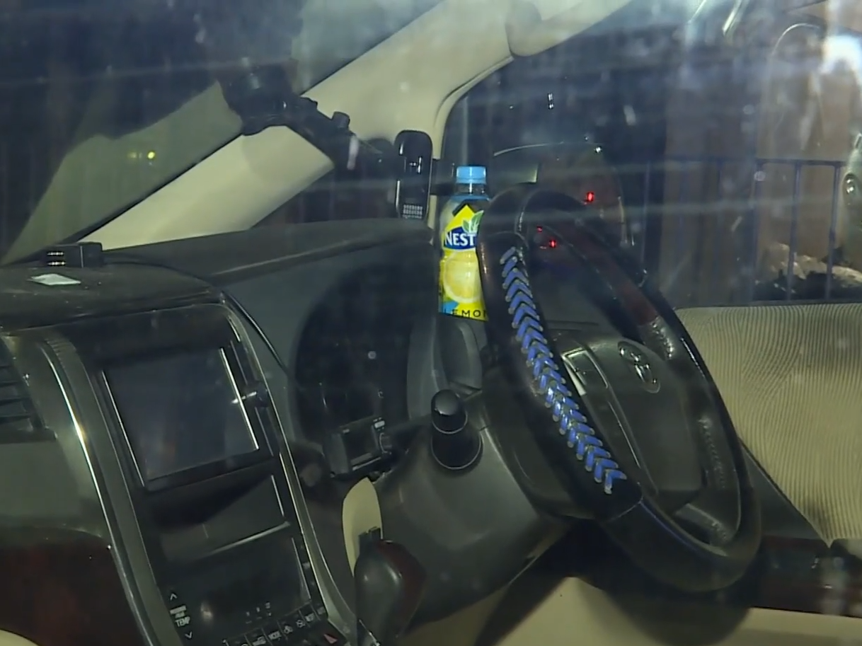 旺角路障七人車司機棄車逃遭制服,檢4000元依托咪酯另揭偷車。(有線新聞截圖)