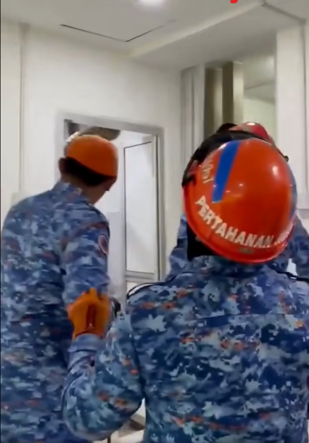 極度恐怖60公斤大蟒蛇侵民居 壓破浴室假天花從天而降(有片)