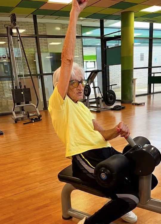 拉薩每日做gym舉鐵,誰看得出她已經101歲?(互聯網)