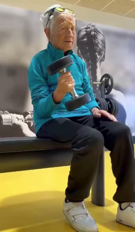 拉薩每日做gym舉鐵,誰看得出她已經101歲?(互聯網)