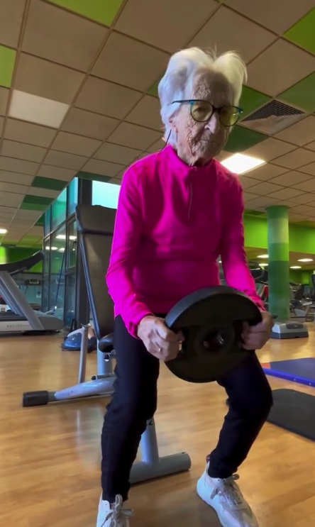 拉薩每日做gym舉鐵,誰看得出她已經101歲?(互聯網)