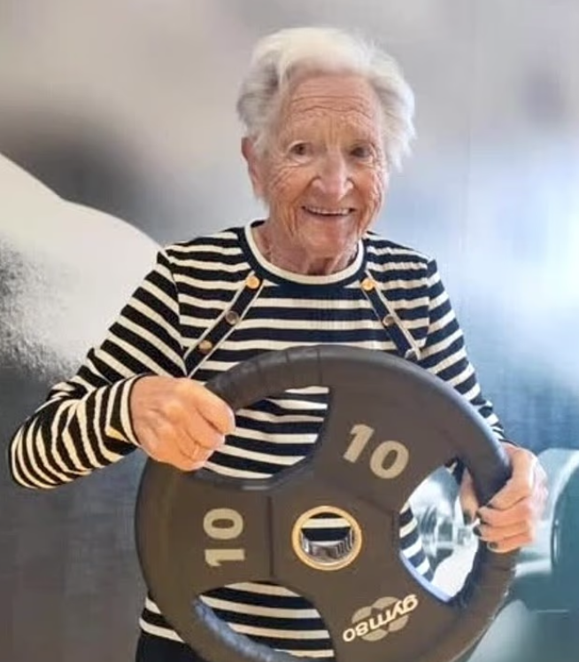 拉薩每日做gym舉鐵,誰看得出她已經101歲?(互聯網)