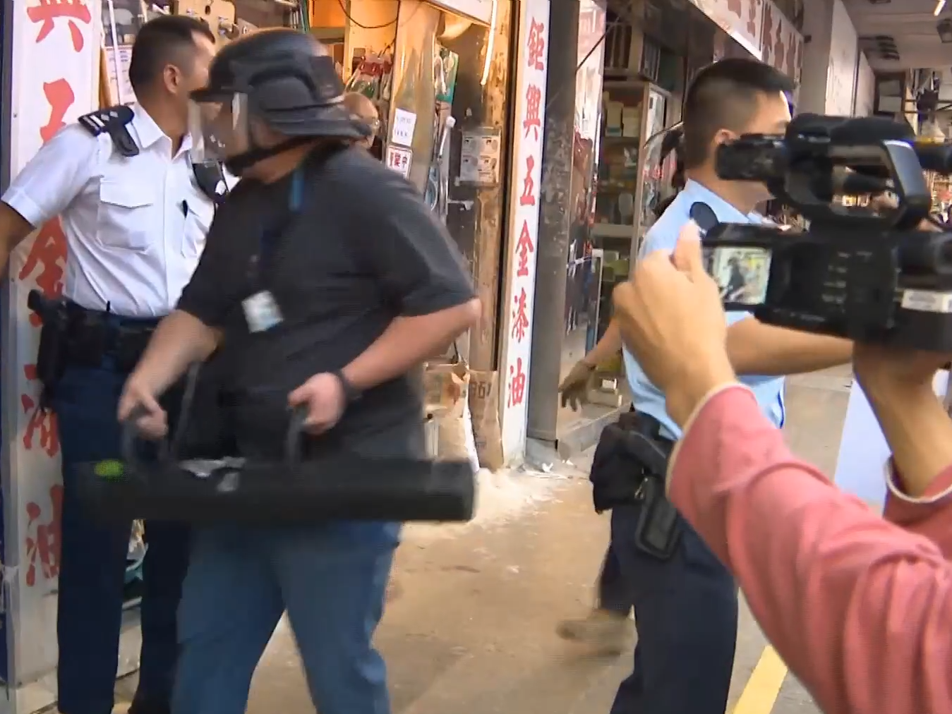 警員帶備破門工具及盾牌上樓。(有線新聞截圖)