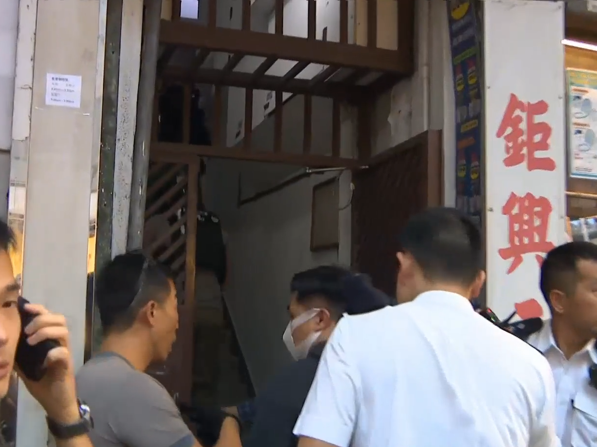 警員帶備破門工具及盾牌上樓。(有線新聞截圖)