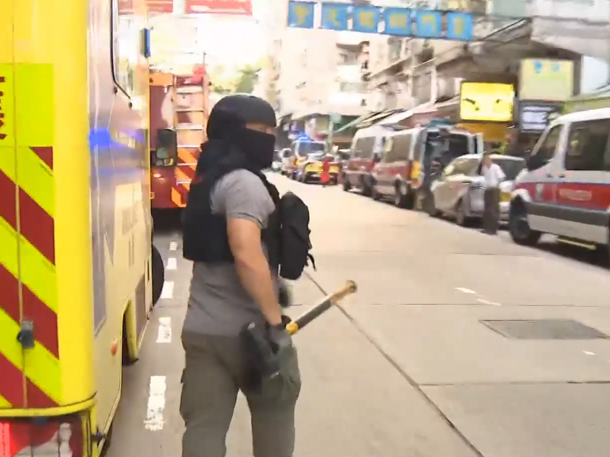 警員帶備破門工具及盾牌上樓。(有線新聞截圖)