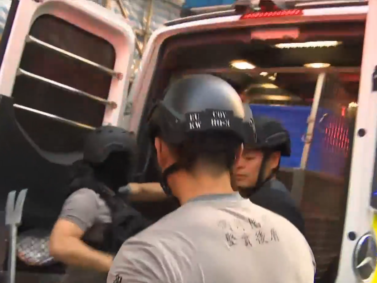 警員帶備破門工具及盾牌上樓。(有線新聞截圖)