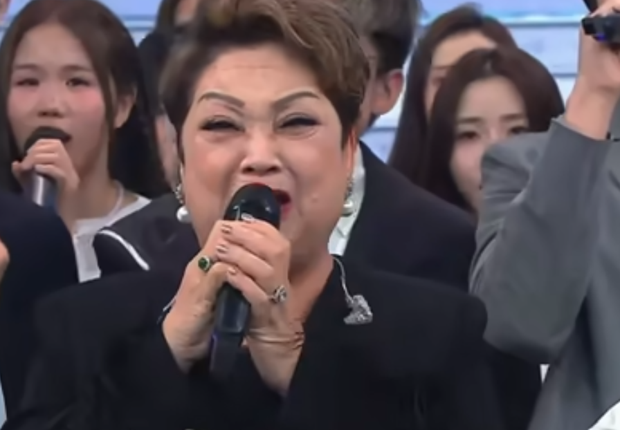 肥媽率一眾藝人及歌手以歌聲向前線救人英雄致敬,期間更唱到激動落淚