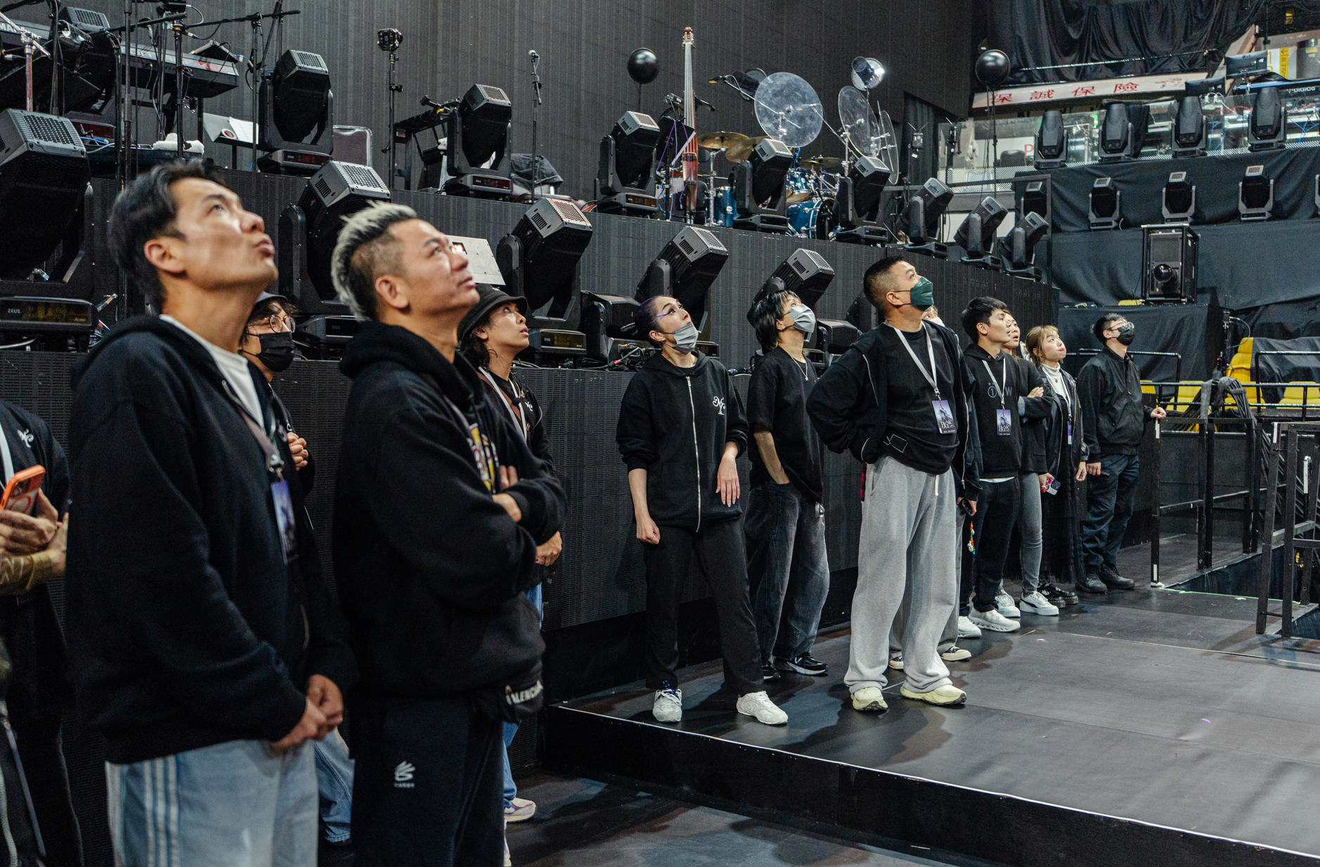 演出結束後,楊千嬅親自慰問安全著地的「峰哥」。