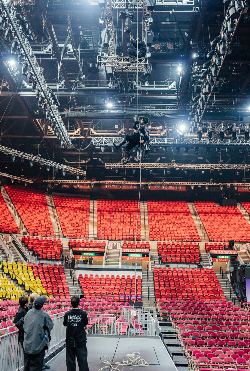 演出結束後,楊千嬅親自慰問安全著地的「峰哥」。