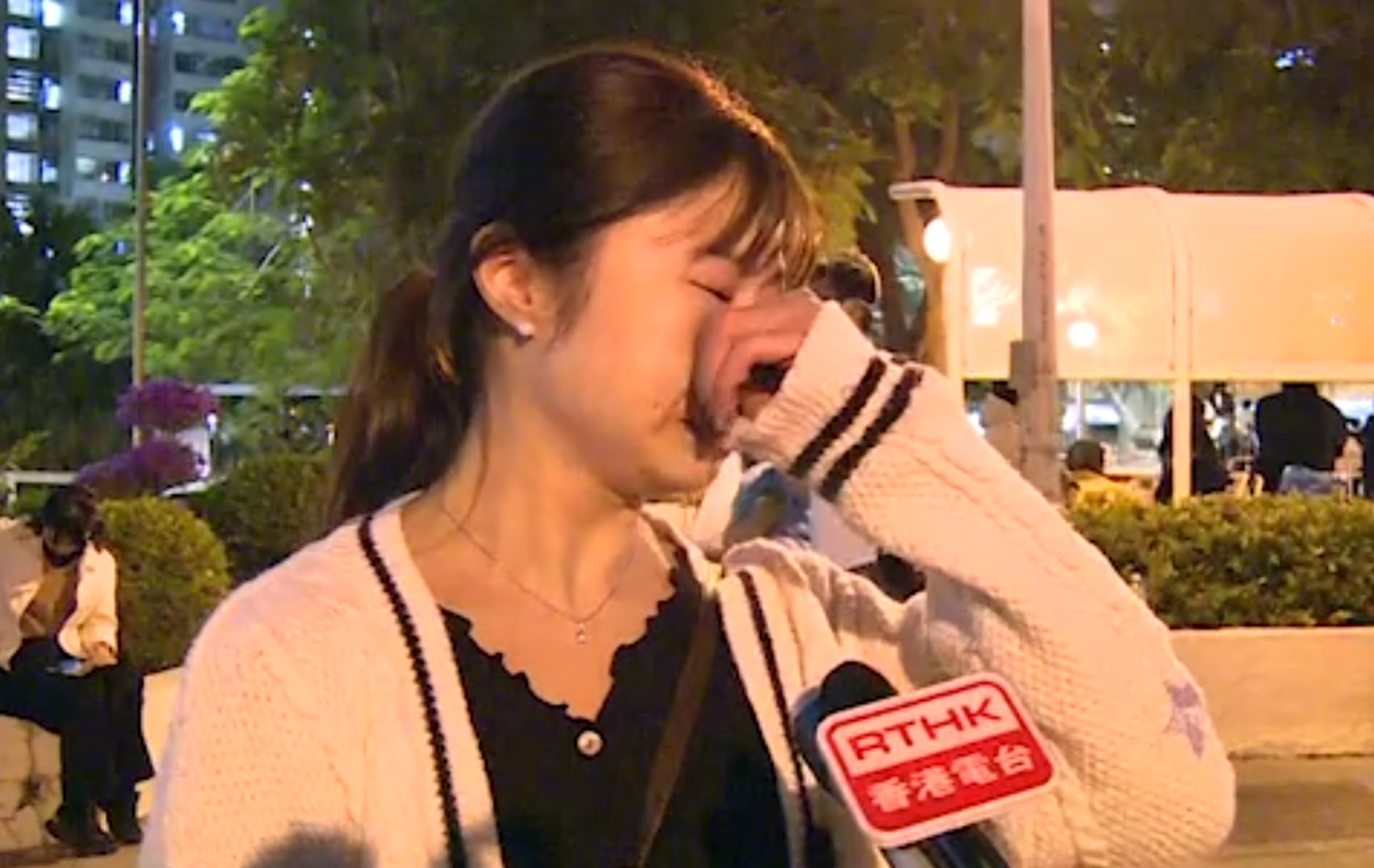 大埔宏福苑五級火,居於宏建閣的單親媽媽范小姐接受傳媒訪問時痛哭,稱被大火燒毀家園、其契媽契爺及同事同葬火海,訪問片段令人心酸(港台畫面)