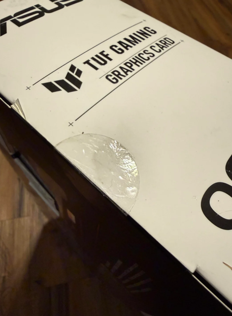 唯打開顯示卡的盒子後,顯示卡竟然變成數塊石頭。(Reddit)