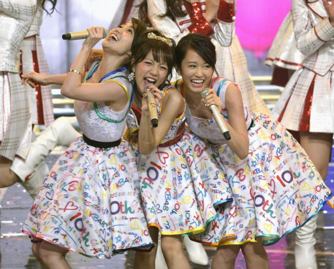 前田敦子、大島優子、高橋南合體跳唱AKB48經典medley。