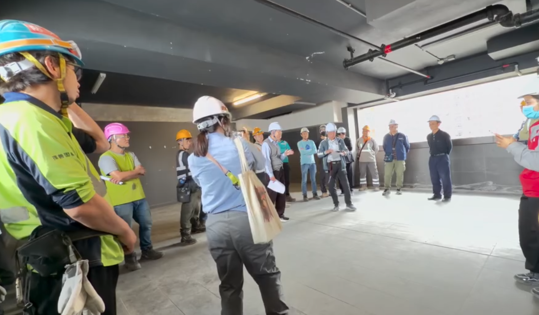 大埔宏福苑五級大火造成至少159人死亡,地盤代表向工友頒布「禁煙令」(Threads影片截圖)