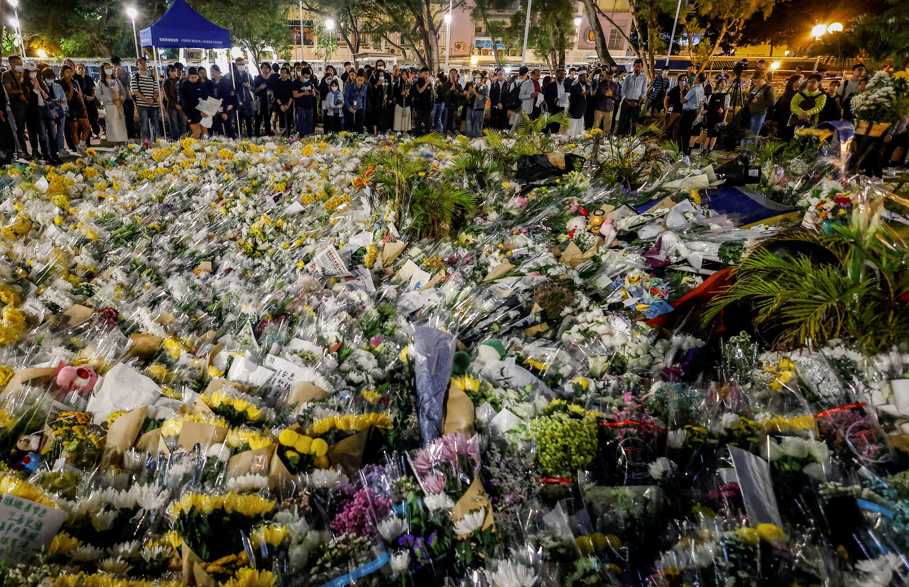 大埔宏福苑五級火發生一周後,繼續有市民到場獻花悼念(路透社)