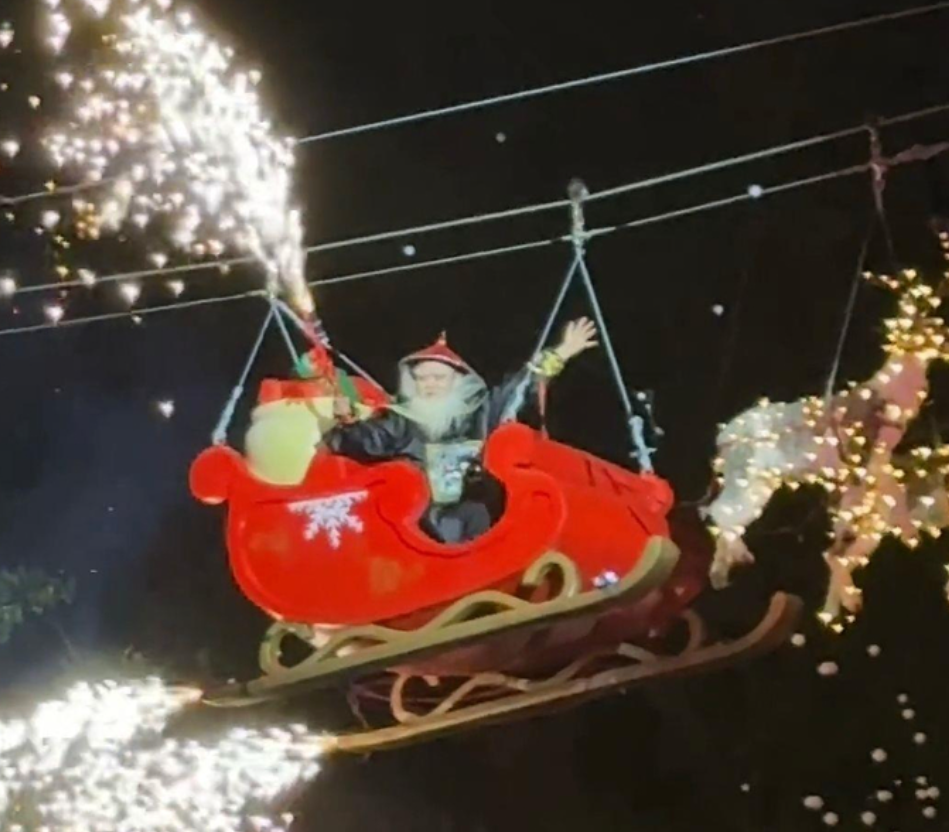 廣東赤坎古鎮僑鄉國際旅遊度假區,一名男工作人員扮成周星馳經典搞笑電影《鹿鼎記》,由香港演員徐錦江飾演的「鰲拜」造型,拉著聖誕鹿車在半空登場。(影片截圖)