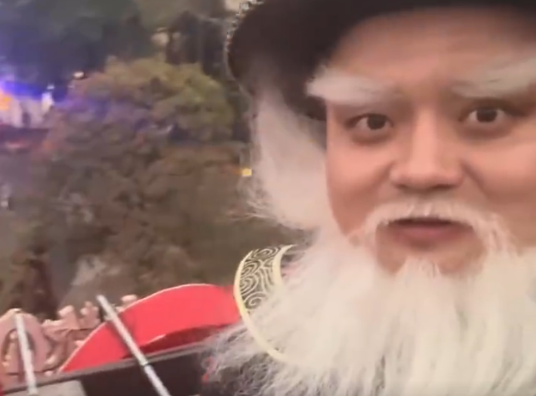 廣東赤坎古鎮僑鄉國際旅遊度假區,一名男工作人員扮成周星馳經典搞笑電影《鹿鼎記》,由香港演員徐錦江飾演的「鰲拜」造型,拉著聖誕鹿車在半空登場。(影片截圖)