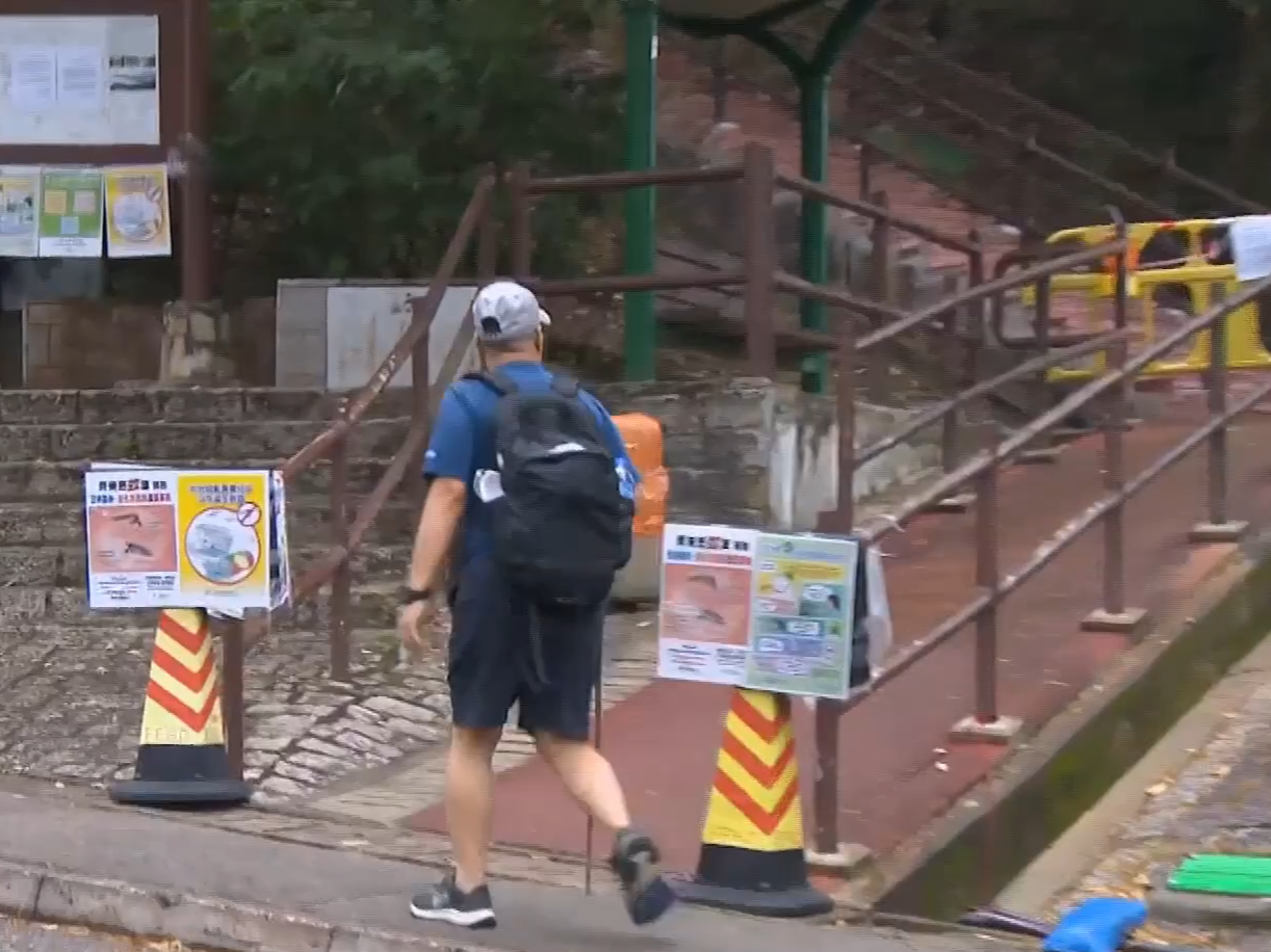 青衣自然徑位於長宏邨後山的入口樓梯已圍封。(有線新聞截圖)