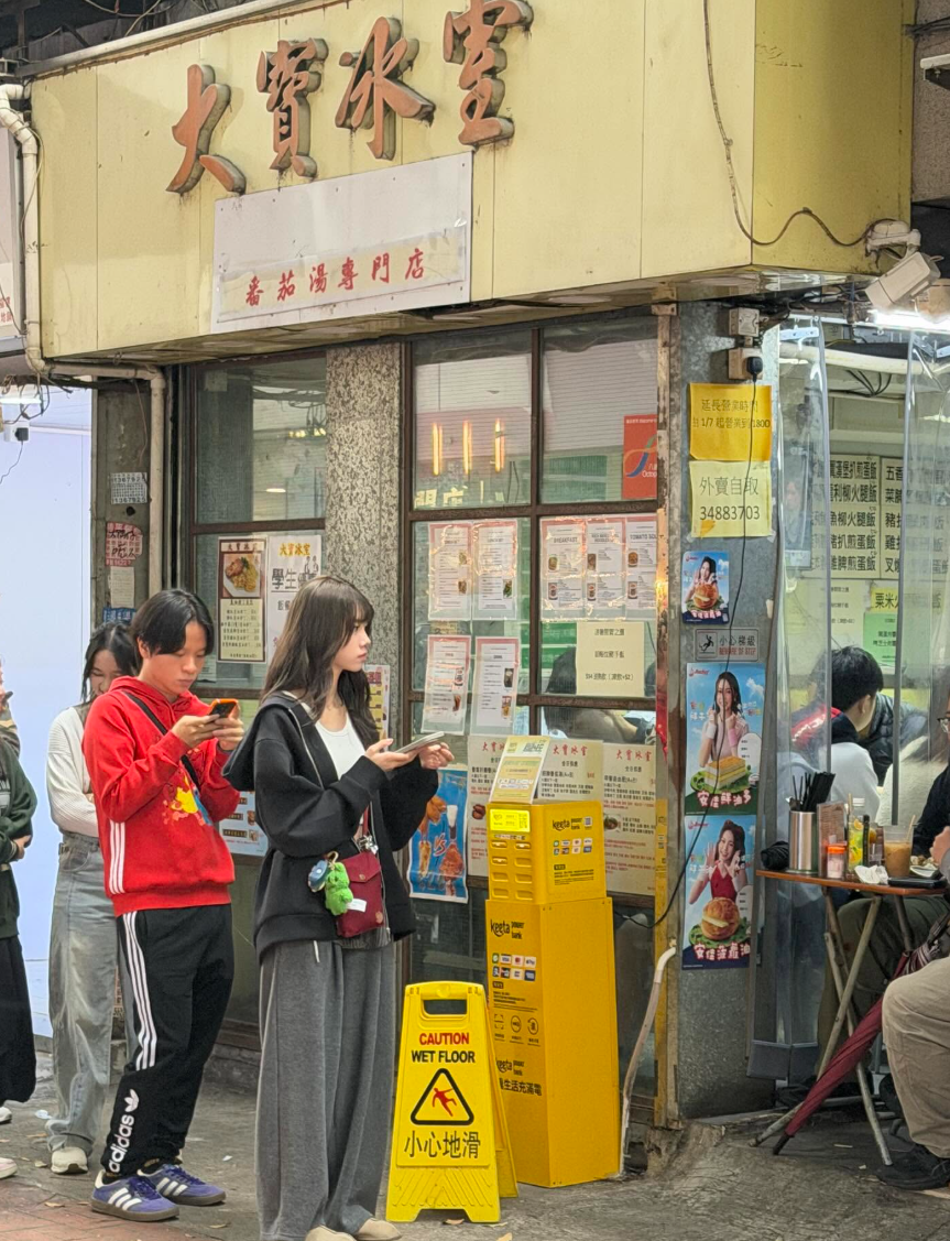 社交平台Threads有關元朗茶餐廳「大寶冰室」肉餅飯的食評潮文不斷瘋傳,掀起不少網民專程到元朗「朝聖」,近日大排長龍,紛紛指名要品嚐肉餅飯。(Threads)