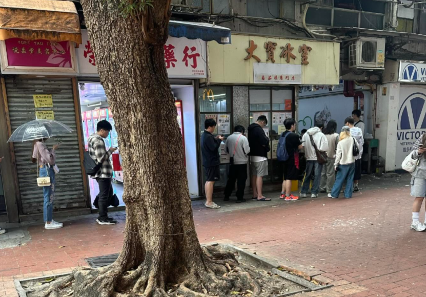 社交平台Threads有關元朗茶餐廳「大寶冰室」肉餅飯的食評潮文不斷瘋傳,掀起不少網民專程到元朗「朝聖」,近日大排長龍,紛紛指名要品嚐肉餅飯。(Threads)