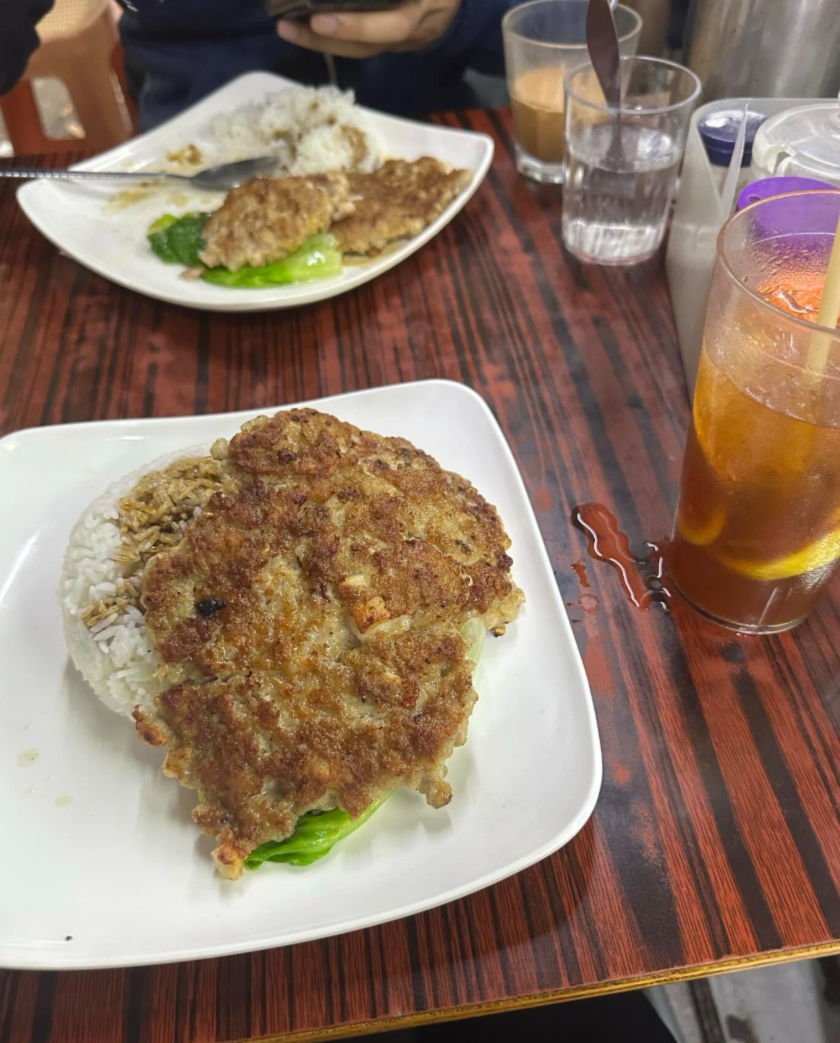 社交平台Threads有關元朗茶餐廳「大寶冰室」肉餅飯的食評潮文不斷瘋傳,掀起不少網民專程到元朗「朝聖」,近日大排長龍,紛紛指名要品嚐肉餅飯。(Threads)