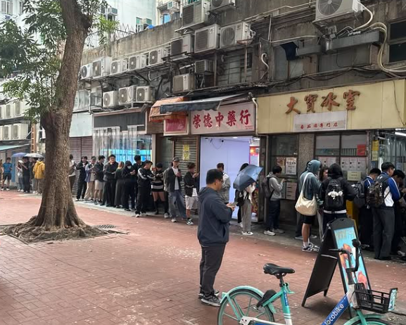 社交平台Threads有關元朗茶餐廳「大寶冰室」肉餅飯的食評潮文不斷瘋傳,掀起不少網民專程到元朗「朝聖」,近日大排長龍,紛紛指名要品嚐肉餅飯。(Threads)