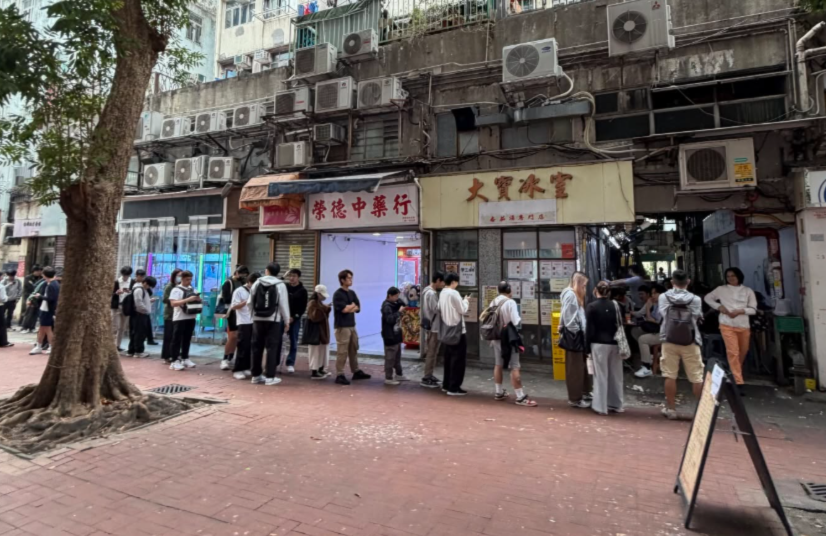 社交平台Threads有關元朗茶餐廳「大寶冰室」肉餅飯的食評潮文不斷瘋傳,掀起不少網民專程到元朗「朝聖」,近日大排長龍,紛紛指名要品嚐肉餅飯。(Threads)