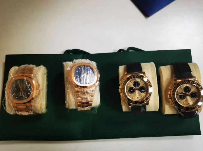 警方在快遞運輸途中緊急攔截劉女的名錶,力保其財產不失。(互聯網)