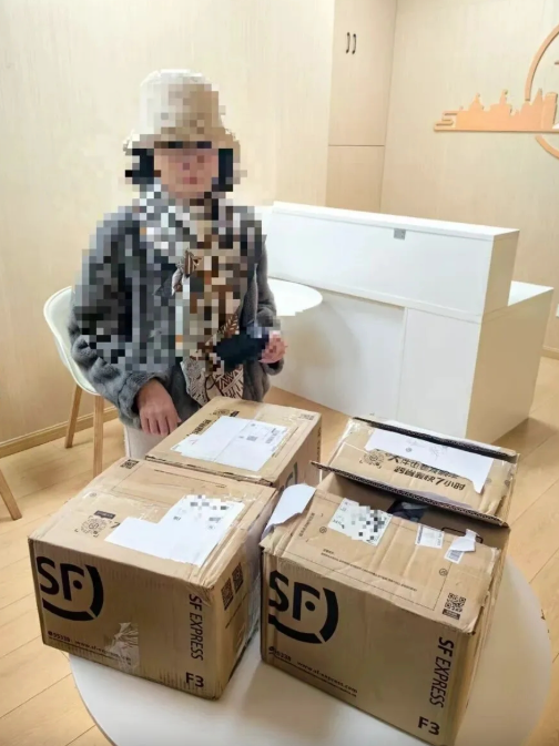 警方在快遞運輸途中緊急攔截劉女的名錶,力保其財產不失。(互聯網)