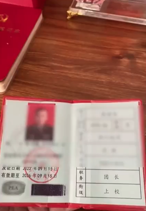 警方向劉女出示騙徒在過往案件的偽造軍官證,她才如夢初醒。(互聯網)