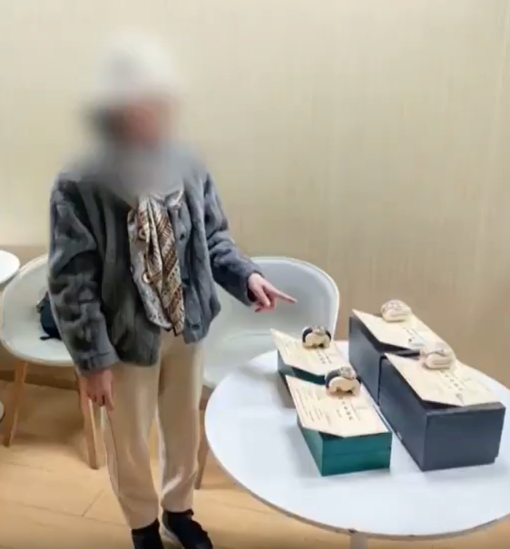 警方在快遞運輸途中緊急攔截劉女的名錶,力保其財產不失。(互聯網)