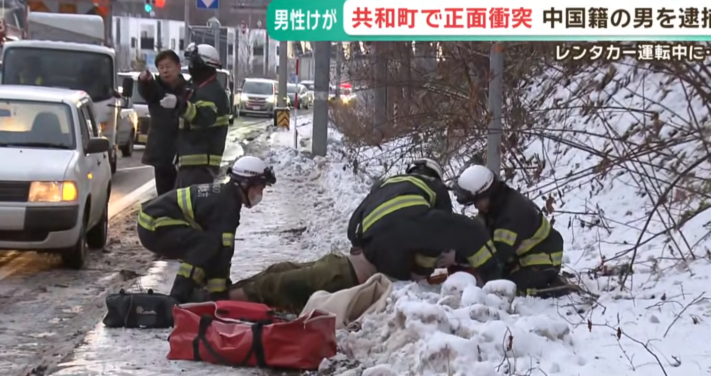 一名46歲香港男子在北海道自駕遊時,疑路面結冰跣軩,越線與一輛小型客車迎面相撞,致對方日本男司機重傷,胸骨及手部骨折,港男涉過失駕駛致他人受傷被捕。(影片截圖)