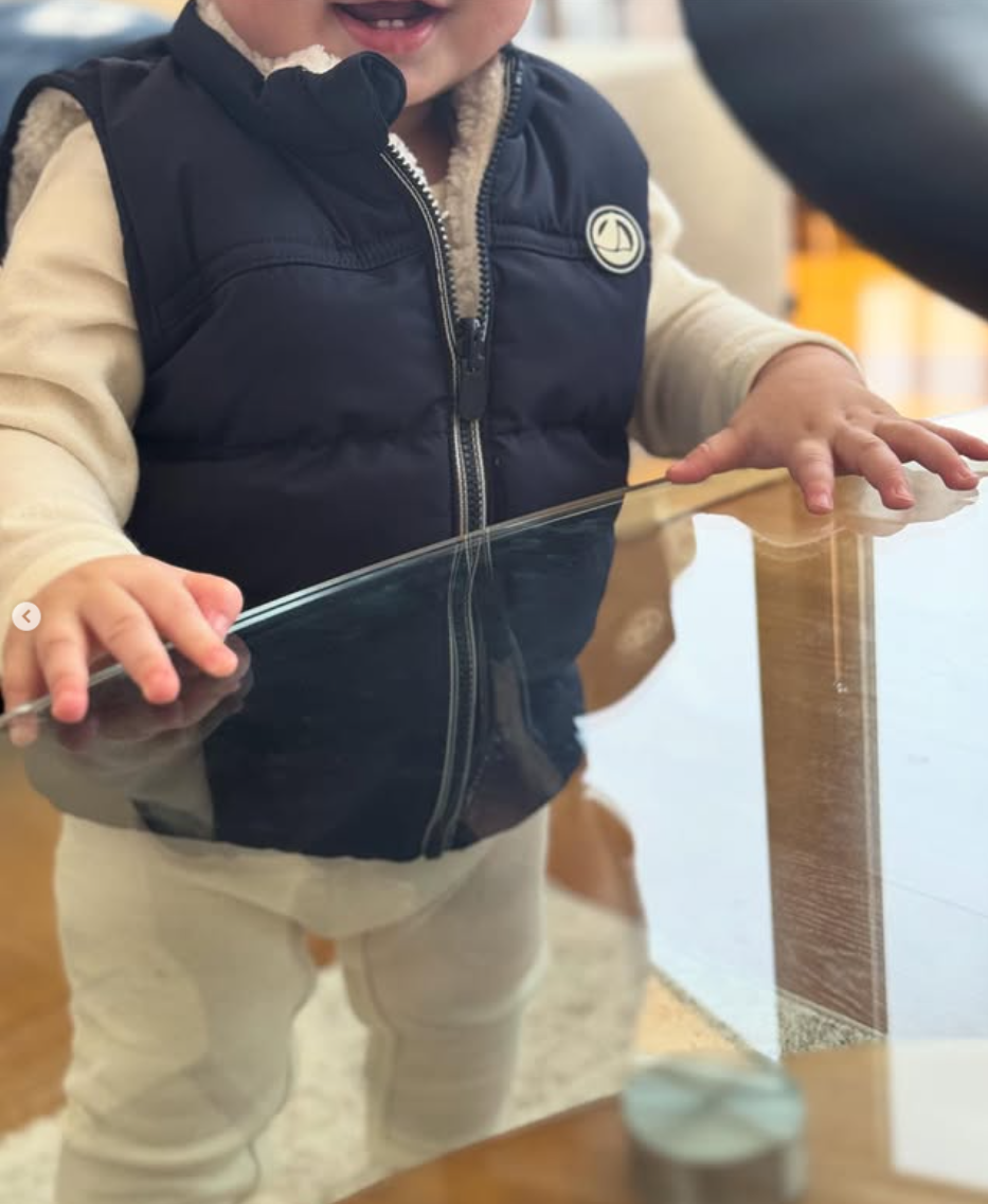 麥明詩囝囝站穩擘開口露出小小的門牙,十分可愛。