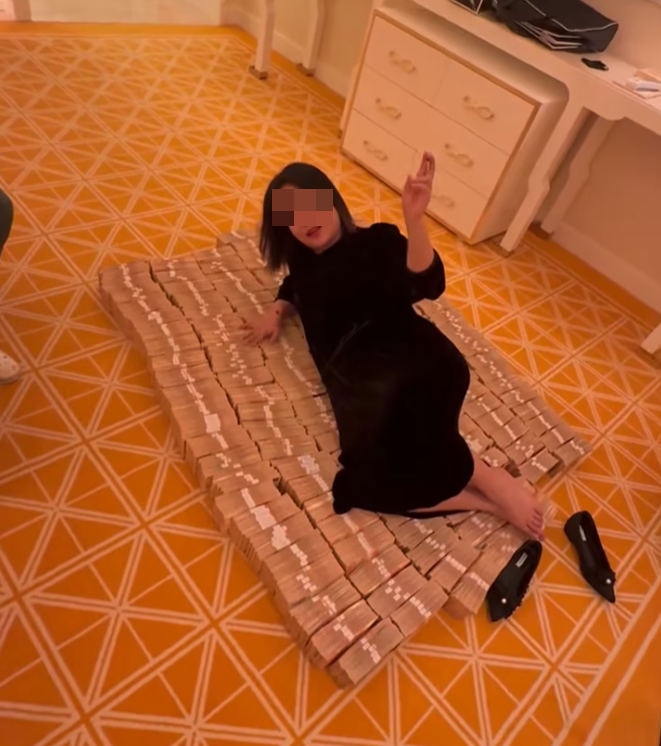 社交平台瘋傳一則帖子並且附上一段手機拍攝影片,指影片於澳門一豪華酒店房間所拍,一名疑似女賭客把聲稱達億元的現金當床瞓。(Facebook影片截圖)