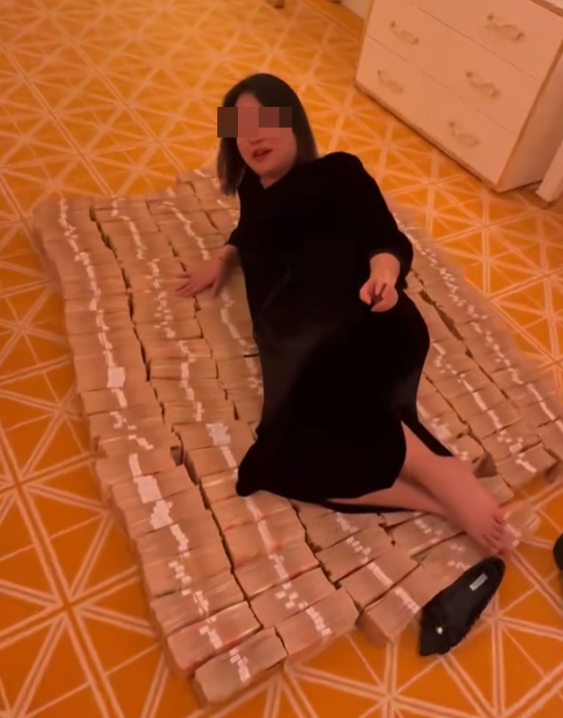 社交平台瘋傳一則帖子並且附上一段手機拍攝影片,指影片於澳門一豪華酒店房間所拍,一名疑似女賭客把聲稱達億元的現金當床瞓。(Facebook影片截圖)