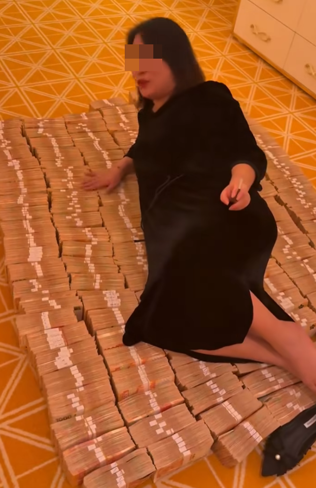 社交平台瘋傳一則帖子並且附上一段手機拍攝影片,指影片於澳門一豪華酒店房間所拍,一名疑似女賭客把聲稱達億元的現金當床瞓。(Facebook影片截圖)