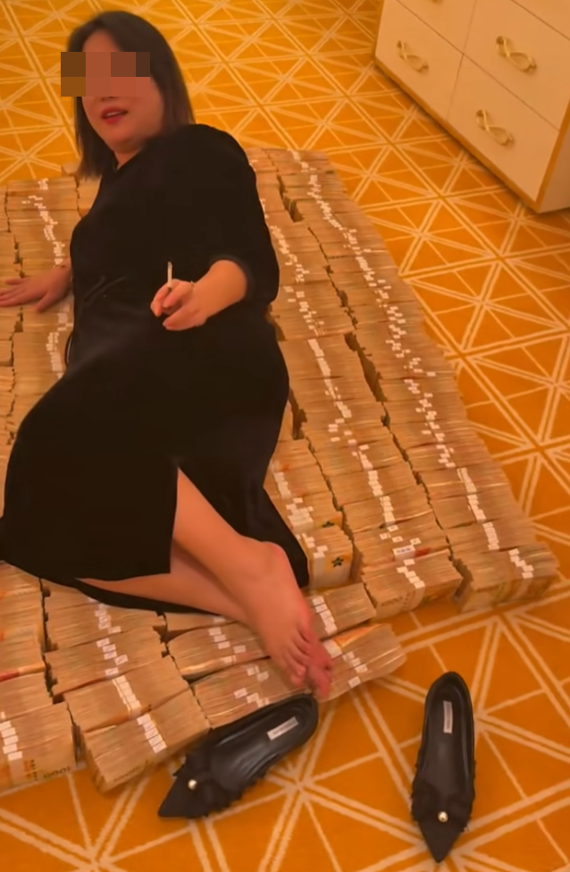 社交平台瘋傳一則帖子並且附上一段手機拍攝影片,指影片於澳門一豪華酒店房間所拍,一名疑似女賭客把聲稱達億元的現金當床瞓。(Facebook影片截圖)